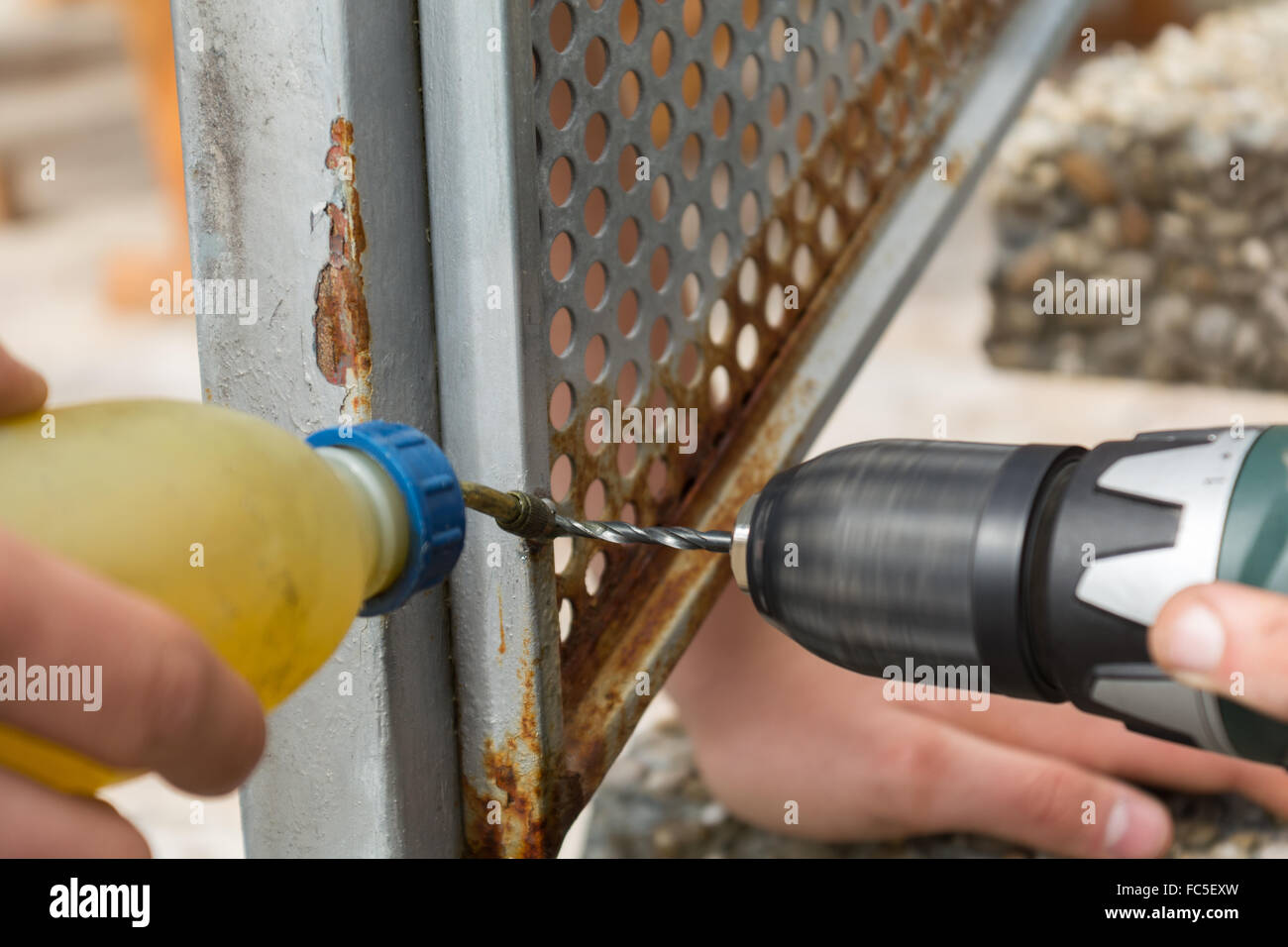 Trapano con frese di carburo e olio da taglio Foto Stock