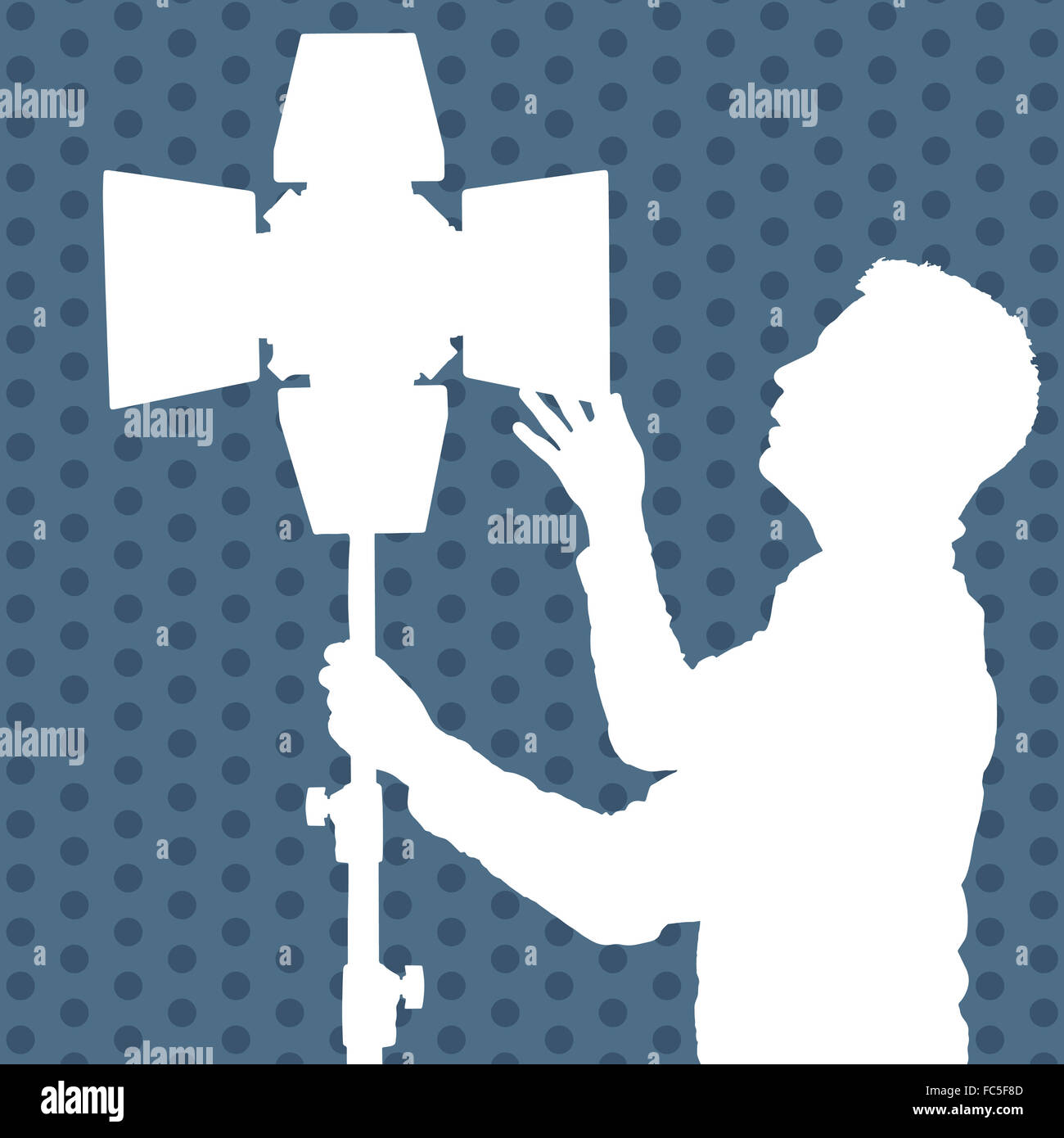 Fotografo controlla gli apparecchi di illuminazione per la fotografia. illustrazione vettoriale Foto Stock