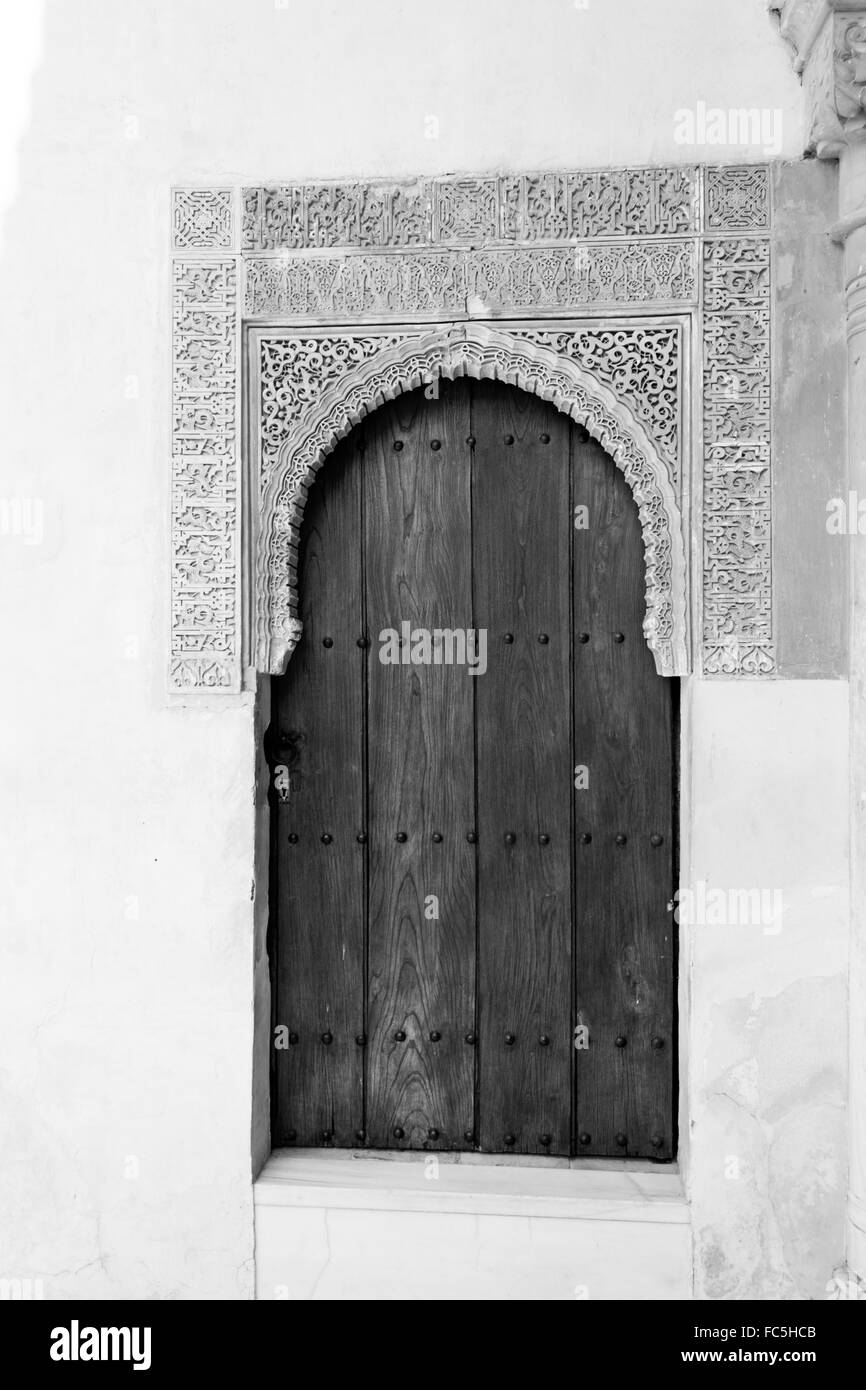 Bianco e nero porta in Alhambra Foto Stock