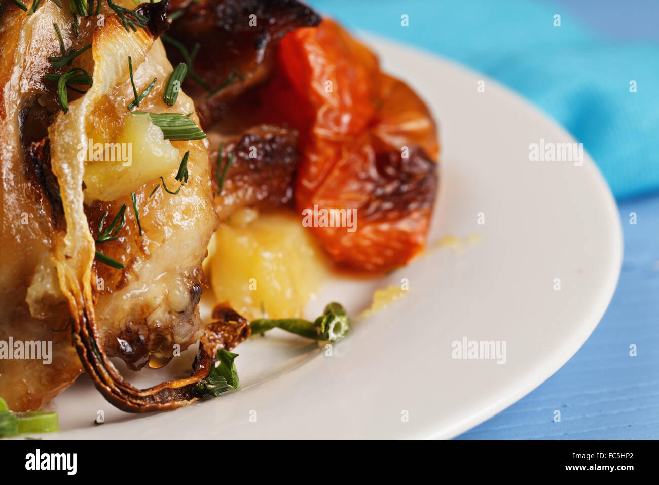 Il pollo al forno con verdure closeup Foto Stock
