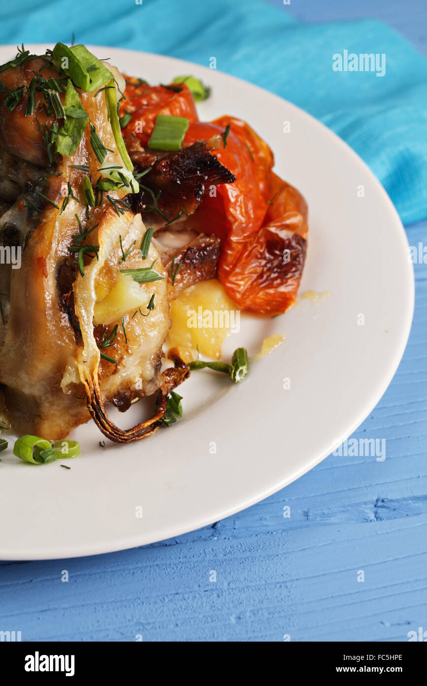 Il pollo al forno con verdure Foto Stock