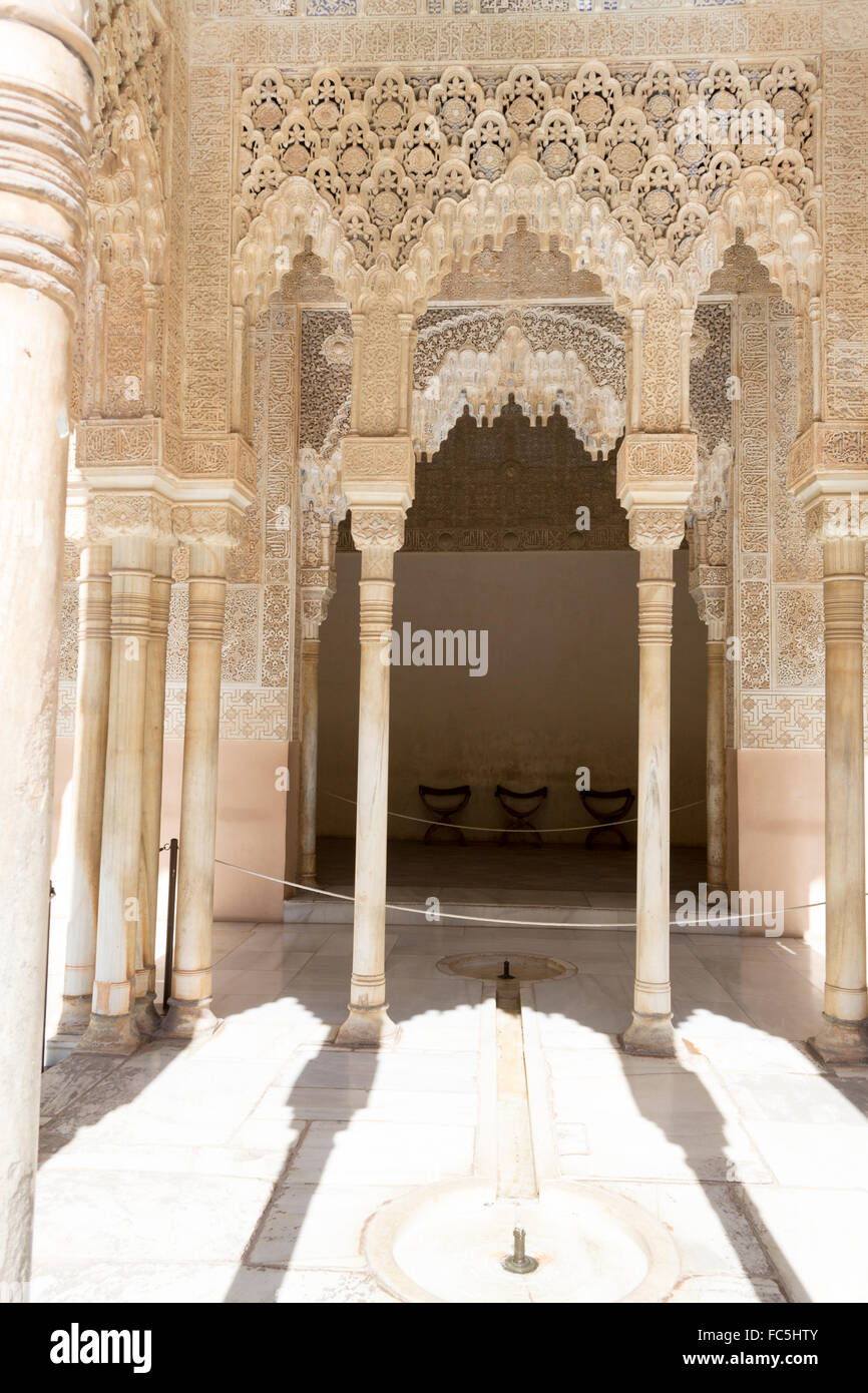 Fontana e colonne in Alhambra Foto Stock