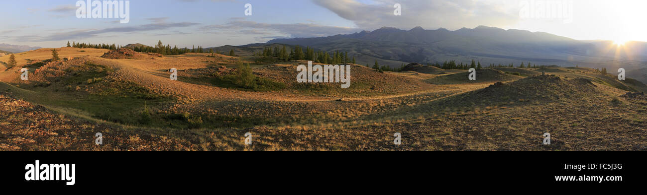 Panorama di Kuray mountain range all'alba. Foto Stock