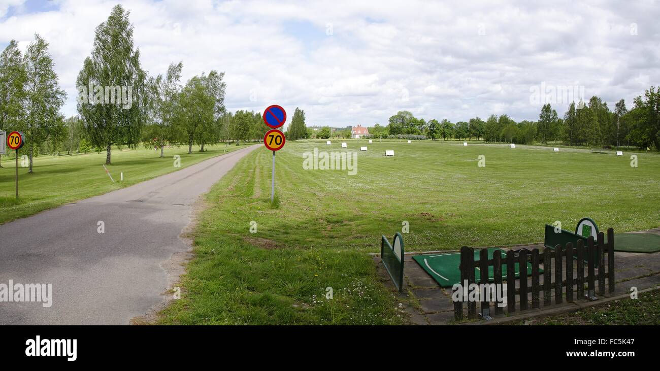 Area di golf con driving range e la strada del motore Foto Stock