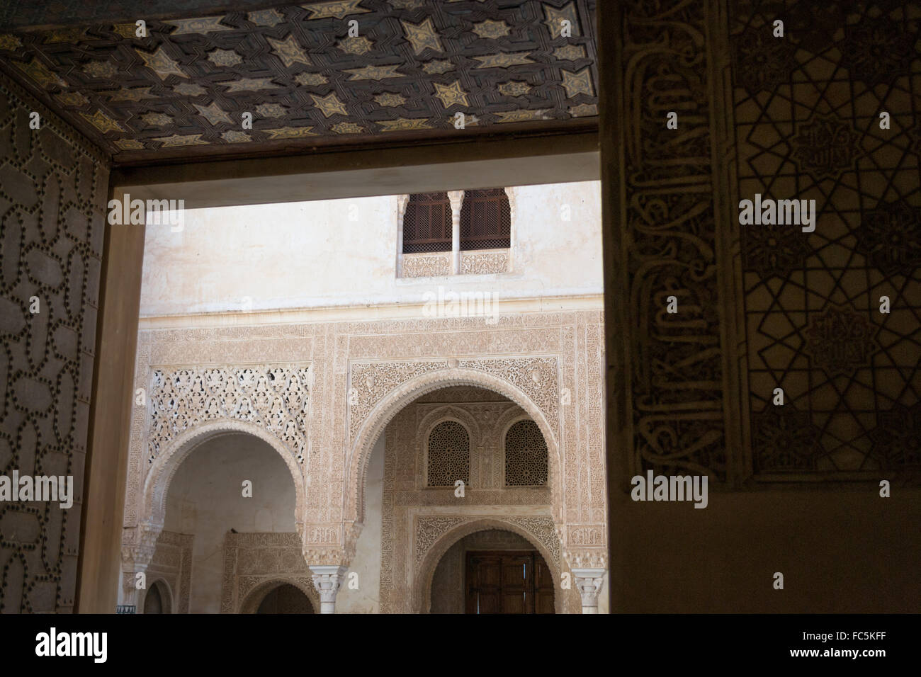 Camminare verso una corte in Alhambra Foto Stock