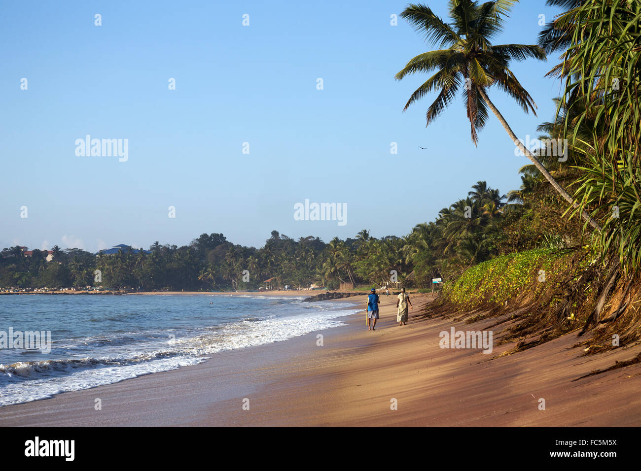Sri Lanka, della Provincia Meridionale, persone locali sulla spiaggia di Tangalle Foto Stock