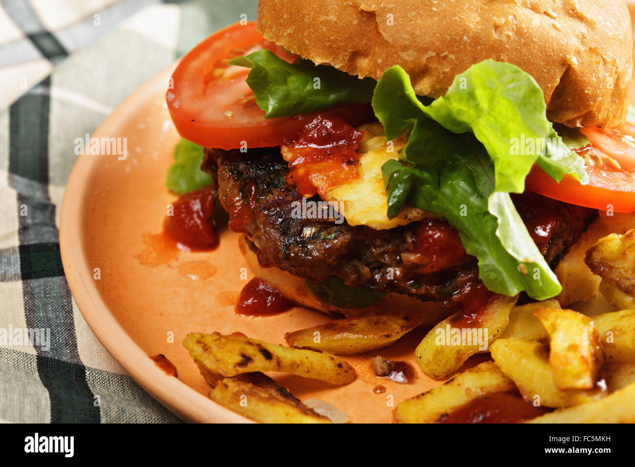 Piastra con hamburger e patatine closeup Foto Stock