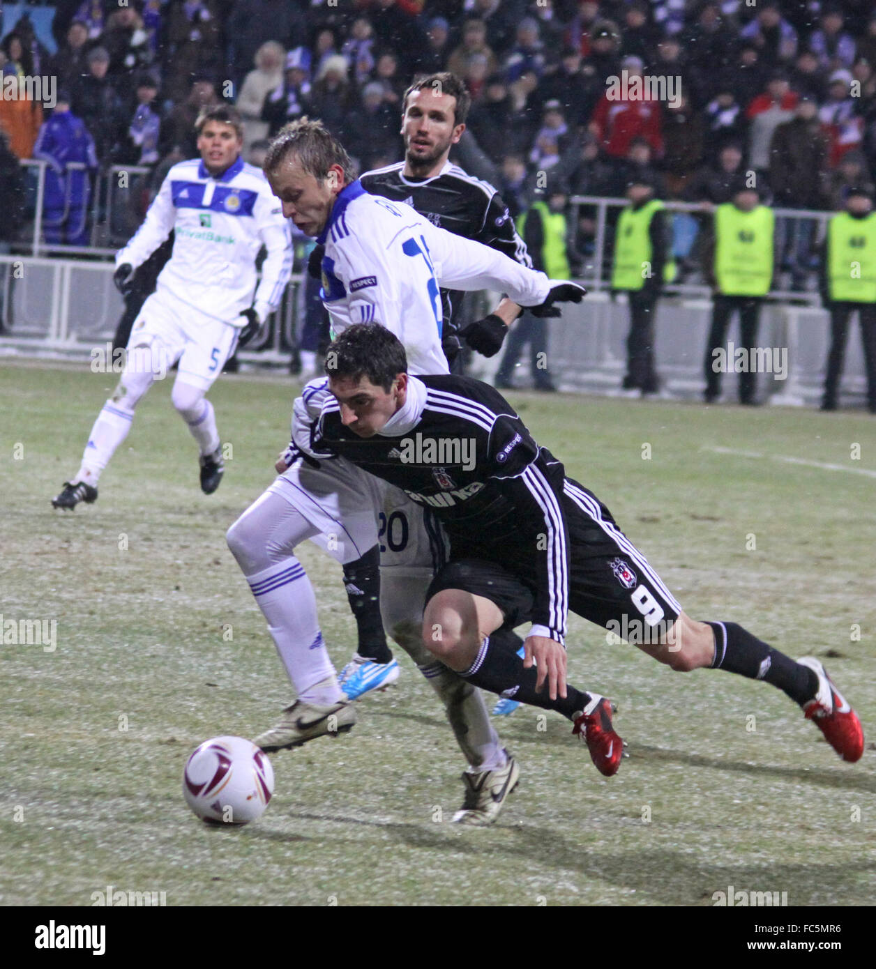 Kiev, Ucraina - 24 febbraio: Oleg Gusev della Dynamo Kyiv (#20, in bianco) combatte per una sfera con Roberto Hilbert di Besiktas (#9) d Foto Stock