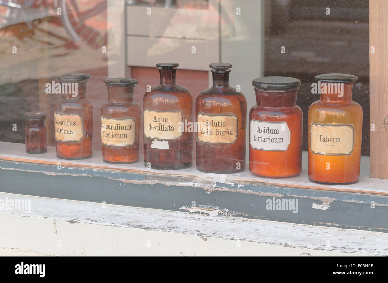 Storica vecchia farmacia bottiglie Foto Stock
