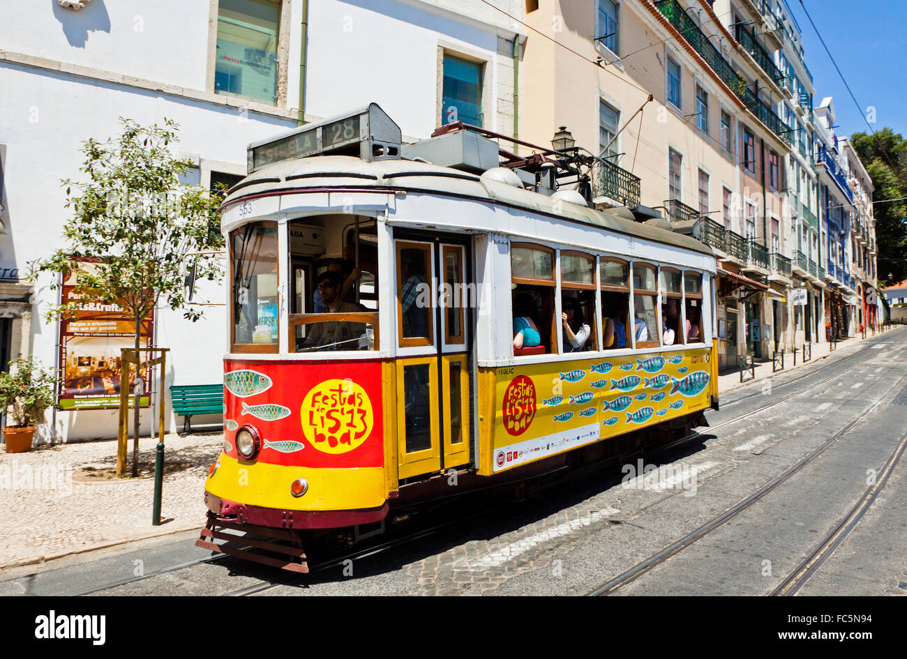 Vintage tradizionale di Lisbona tram giallo decorato con sardine durante santi popolari Festival (Festas dos Santos Populare) Foto Stock