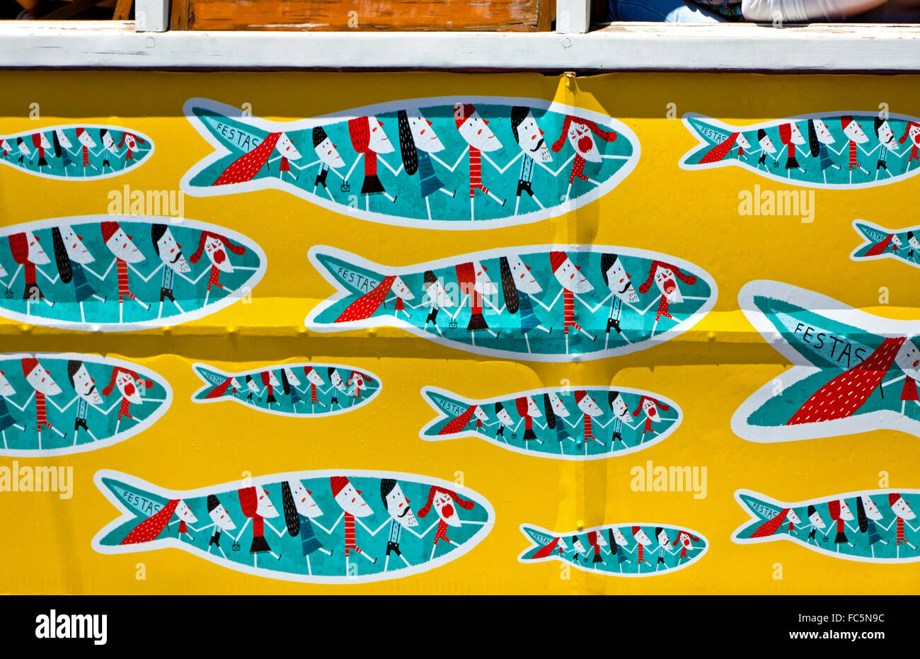 Dettagli della tradizionale di Lisbona tram giallo decorato con sardine durante santi popolari Festival (Festas dos Santos Populare) Foto Stock