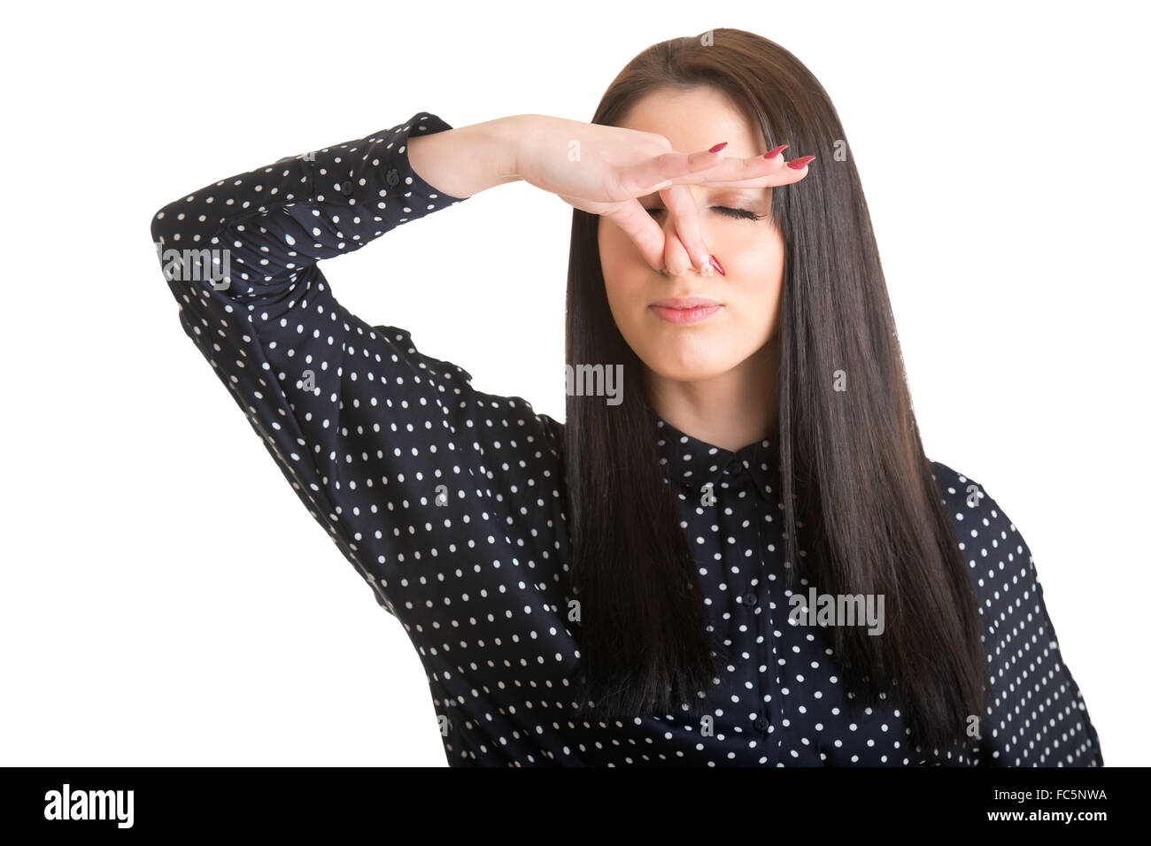 Copertura femmina il suo naso con una mano, isolato in uno sfondo bianco Foto Stock