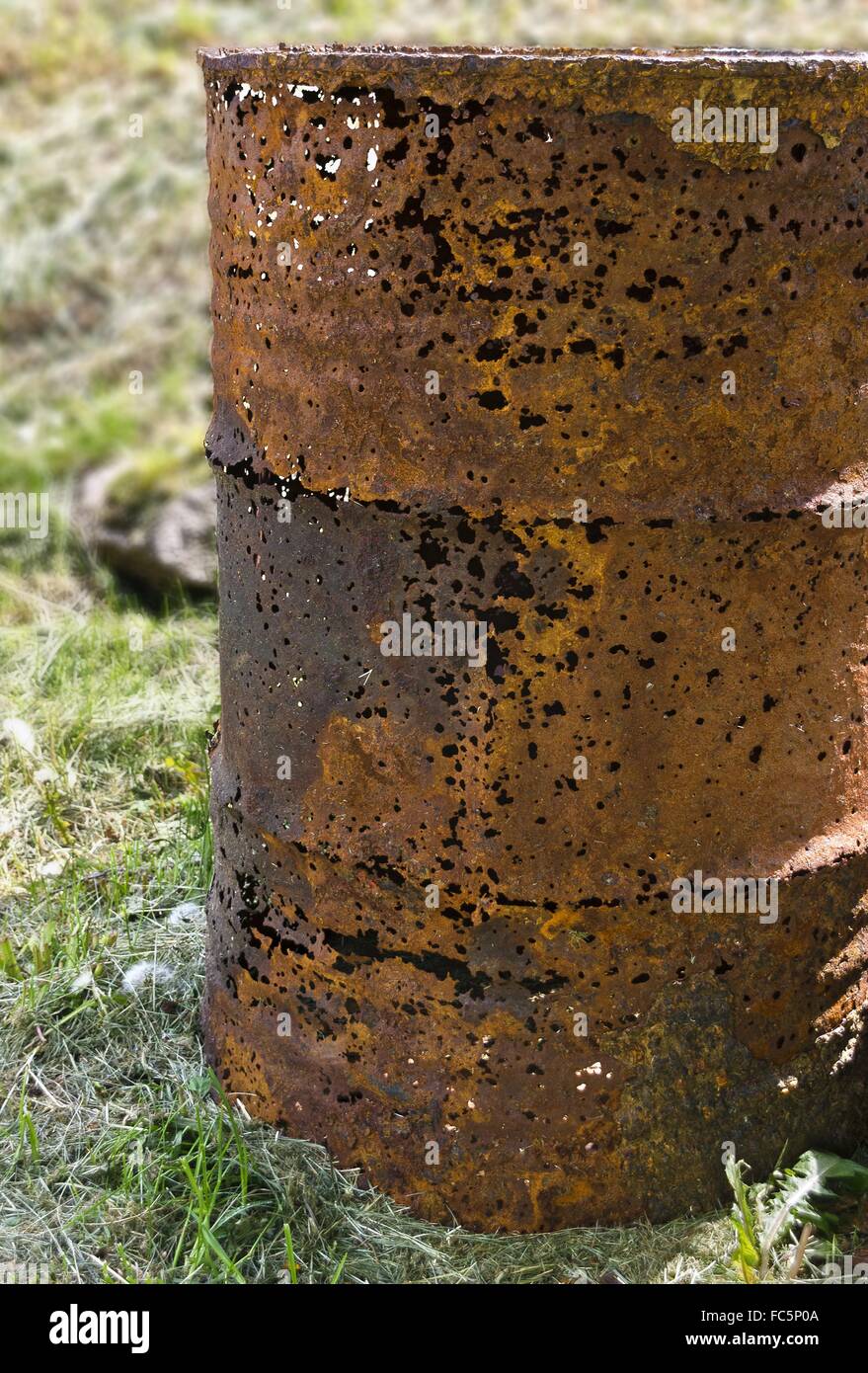 Rusty barilotto di acciaio con fori Foto Stock