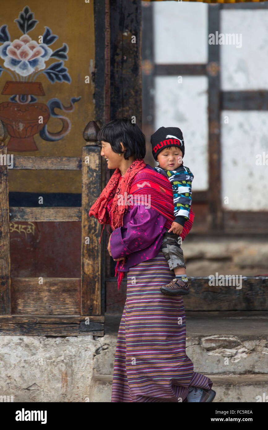 La madre e il bambino a Tamshing tempio buddista, Jakar, Bumthang, Bhutan Centrale, Asia Foto Stock