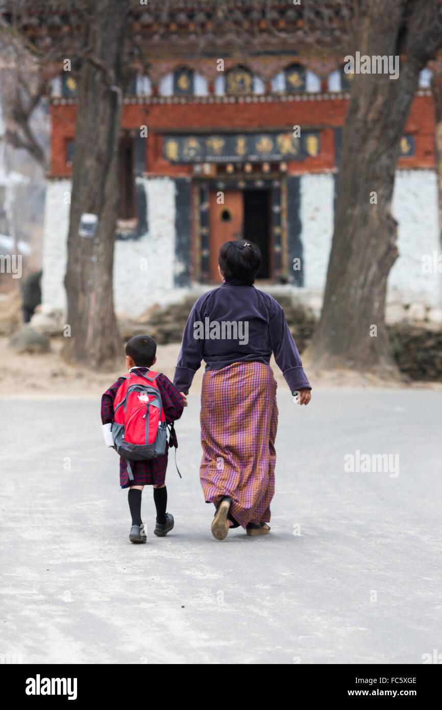 Madre ha il giovane figlio a scuola, Jakar, Bumthang, Bhutan Centrale, Asia Foto Stock