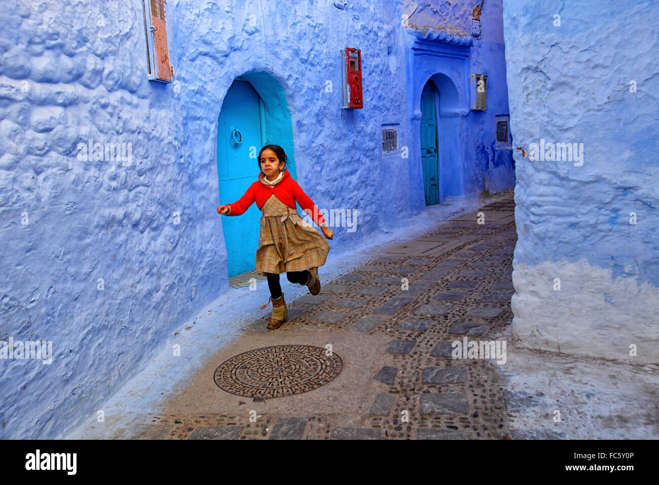 Le pareti blu di Chefchaouen, Marocco, che giace ai piedi delle colline di Rif Mountains. Foto Stock