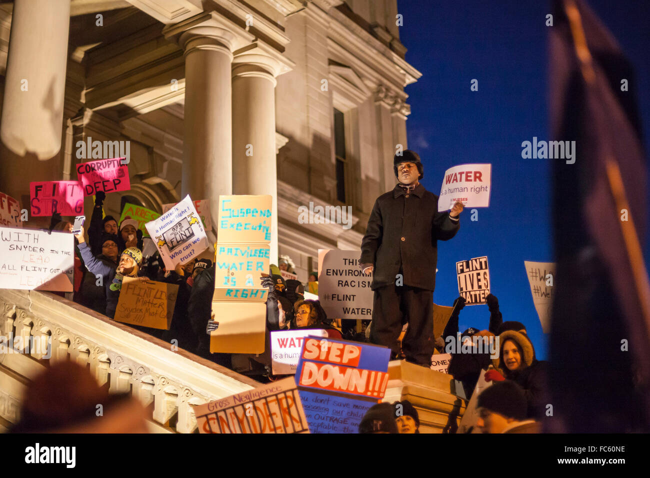 Lansing, Michigan - Manodopera e attivisti della comunità chiamata per il Governatore Rick Snyder a dimettersi su Pietra Focaia di contaminazione di acqua crisi. Foto Stock