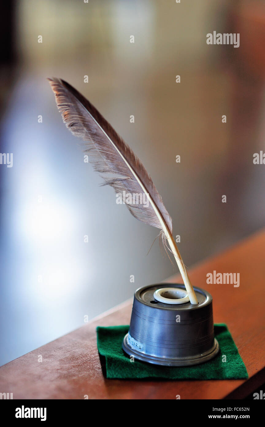 Un tubetto di penna e inchiostro a partire dalla metà del XIX secolo si appoggia su una scrivania in camera della casa della Old State Capitol Building. Springfield, Illinois, Stati Uniti d'America. Foto Stock