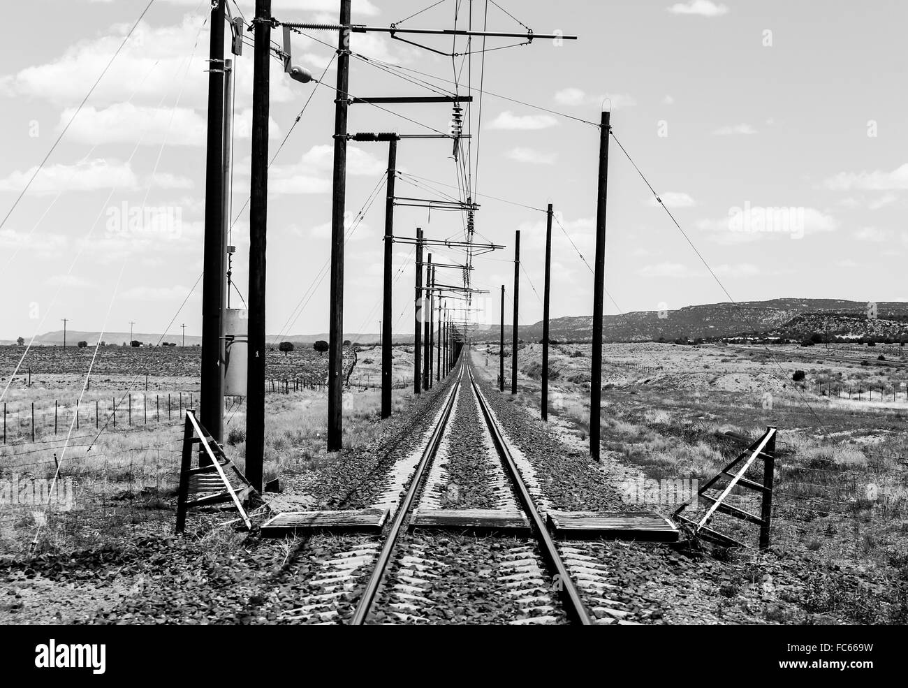 I binari della ferrovia in monocromia Foto Stock