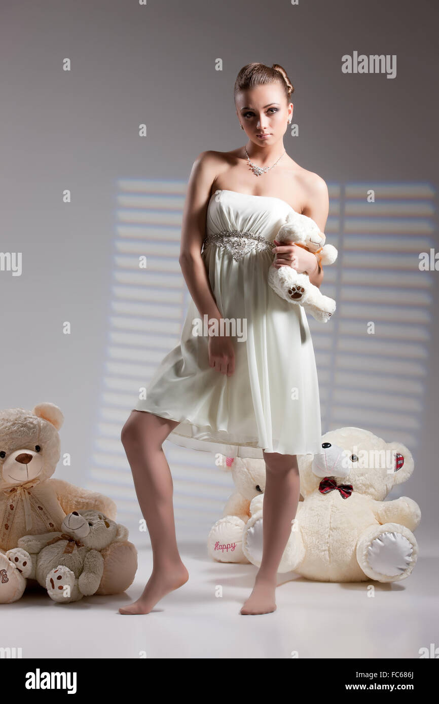 Giovane sposa con giocattoli Foto Stock