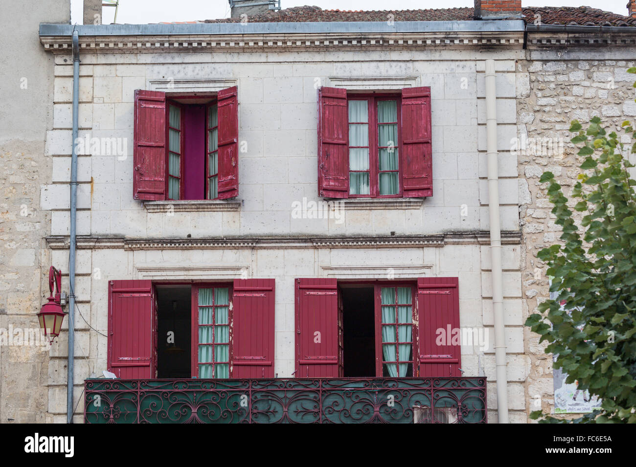Le finestre e le persiane sulla casa, Brantome, Valle della Loira, Francia Foto Stock