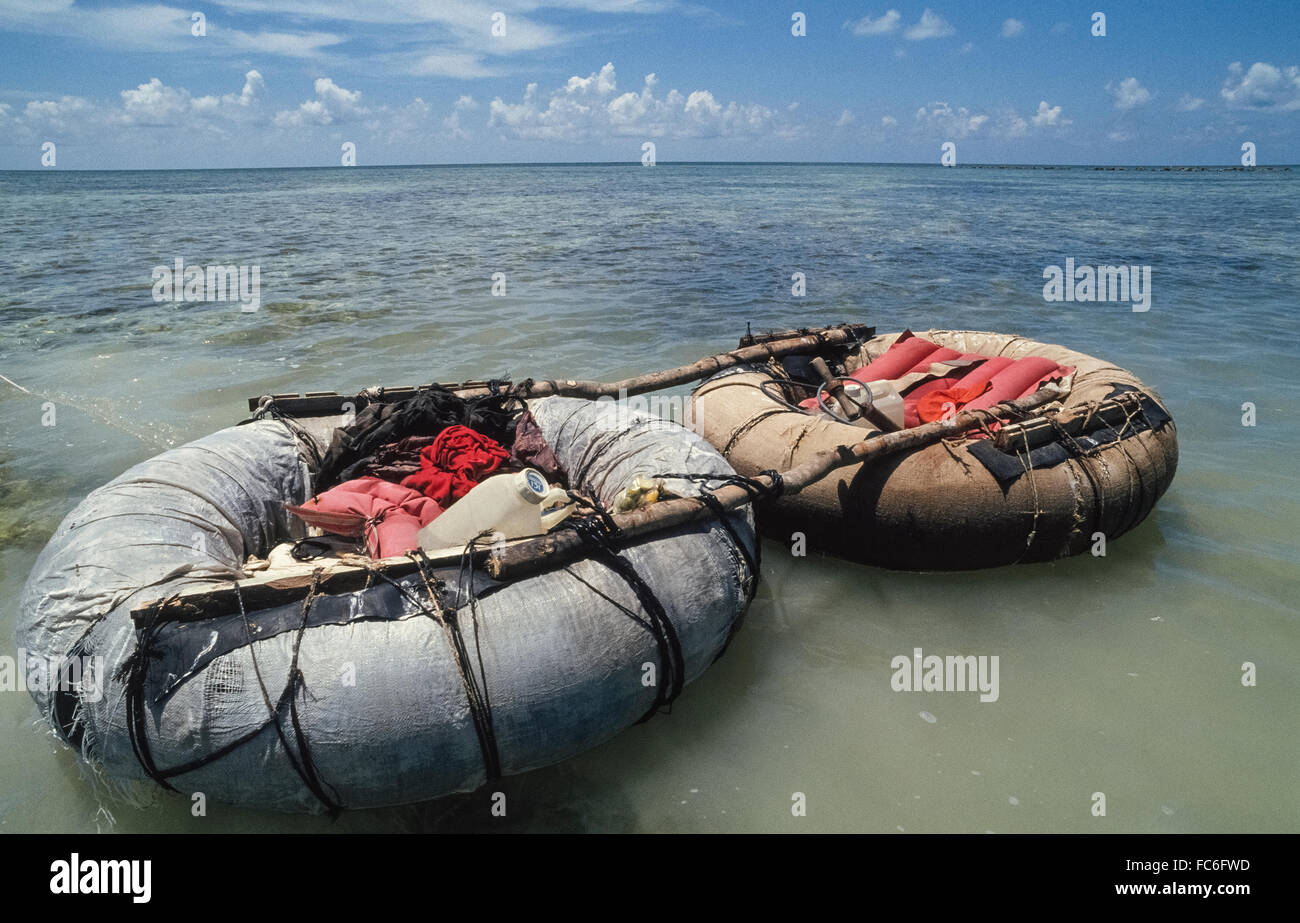 I rifugiati provenienti da Cuba abbandonato questa zattera di fortuna dopo aver apportato un 90-Mile ocean journey per raggiungere gli Stati Uniti shore a Islamorada in Florida Keys e beneficiano automaticamente di diventare residenti negli Stati Uniti. Ai sensi della legge degli Stati Uniti, qualsiasi rifugiato cubano catturati in mare viene inviato indietro home, mentre coloro che rendono a terra sono concessi permanente dello stato giuridico dopo un anno e il diritto di chiedere la cittadinanza dopo cinque anni. Un aumento di rifugiati cubani che ha avvenuto mai quanto gli Stati Uniti riprende rapporti diplomatici con Cuba nel 2015. Foto Stock