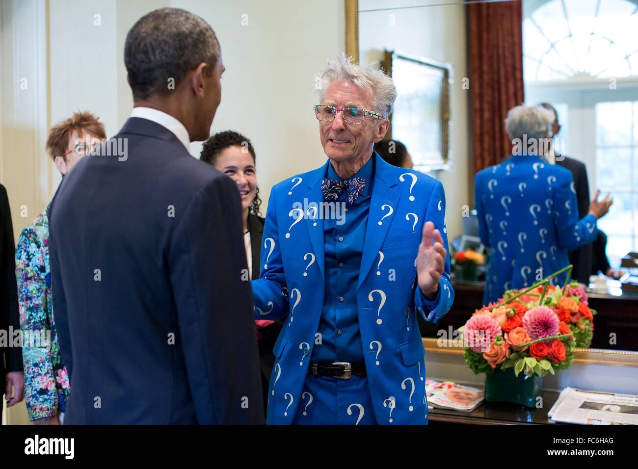 Il Presidente degli Stati Uniti Barack Obama saluta Matteo Lesko prima di avere una fotografia scattata con il suo figlio Max Lesko chi è in partenza il difensore ufficio presso la Casa Bianca Settembre 18, 2015 a Washington, DC. Lesko è noto per il suo punto interrogativo tuta e informercials sui sussidi governativi e denaro gratuito. Foto Stock