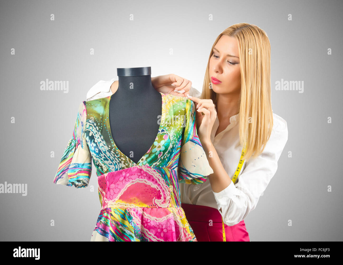 La donna lavora su misura sul vestito Foto Stock