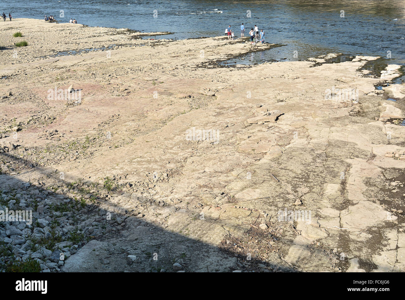 La gente nel dry riverbed Foto Stock