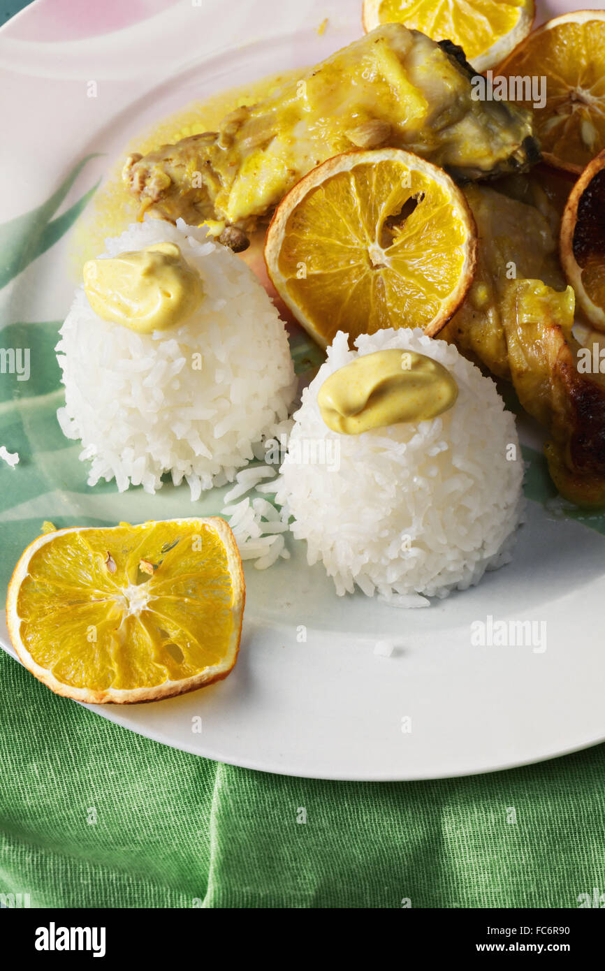 Il pollo al forno con le arance closeup Foto Stock