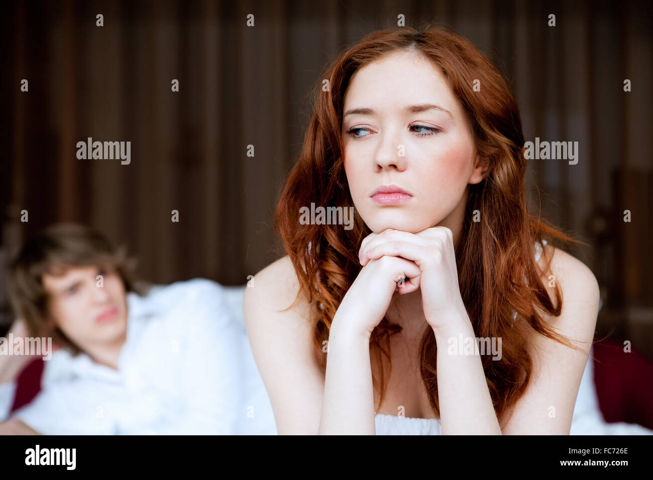 Immagine del giovane in disaccordo in camera da letto Foto Stock