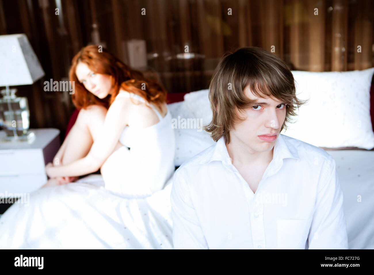 Immagine del giovane in disaccordo in camera da letto Foto Stock