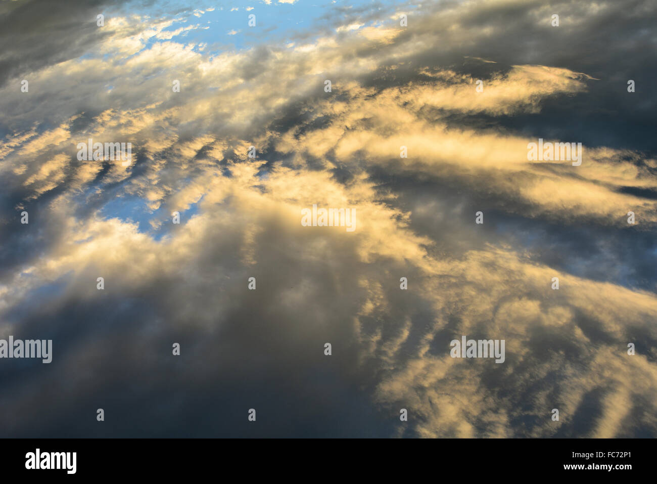 Cloudscape nel cielo estivo Foto Stock