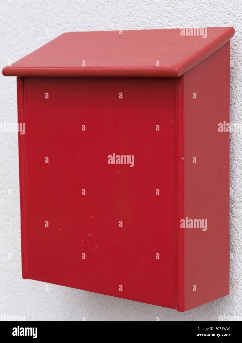 Rosso brillante postbox in legno Foto Stock