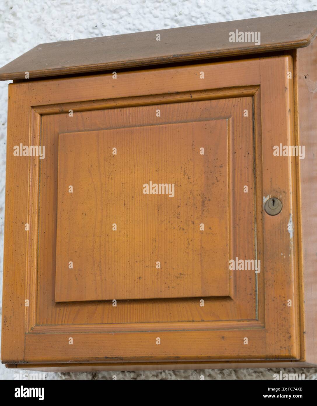 Semplice di legno postbox Foto Stock