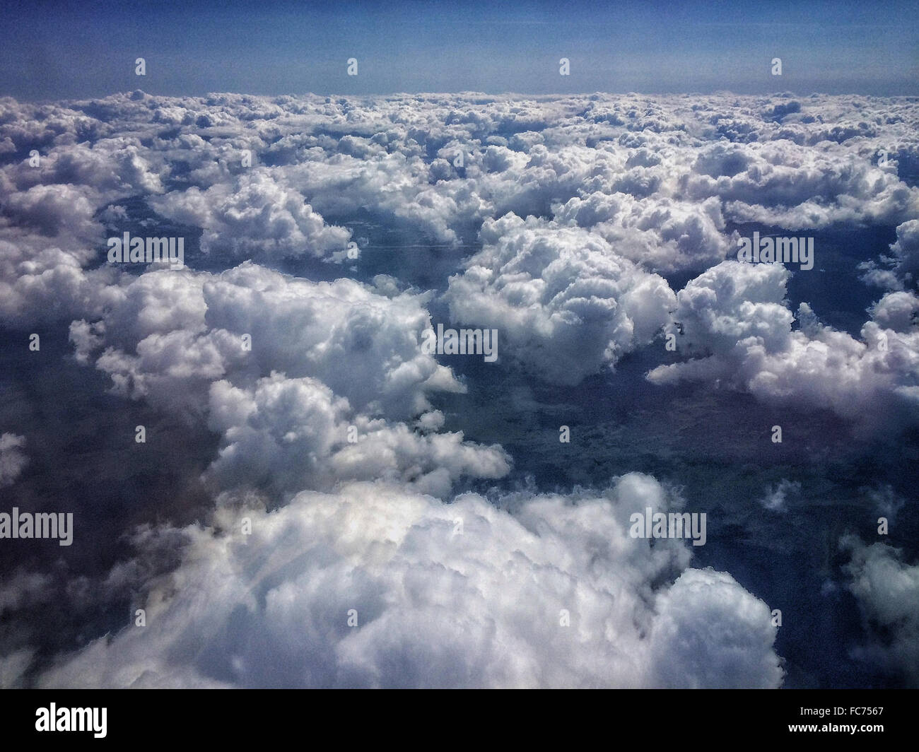 Puffy nuvole nel cielo blu - Immagine stock catturata con smartphone