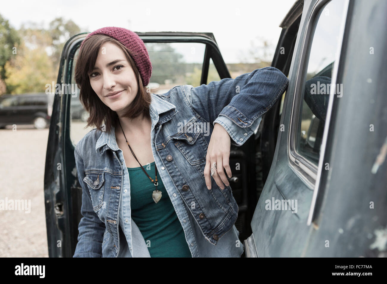 Donna ispanica permanente al carrello Foto Stock