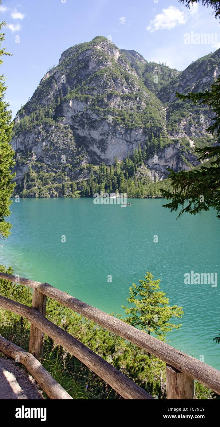 Lago di Prags con la montagna grande Apostolo Foto Stock