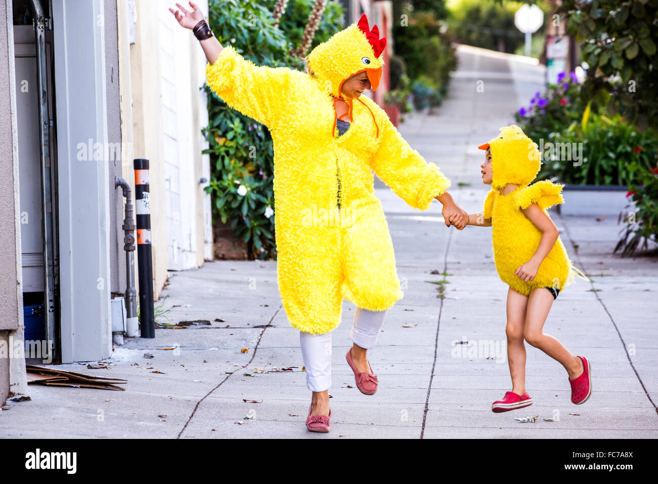 Madre e figlio indossando costumi corrispondenti Foto Stock