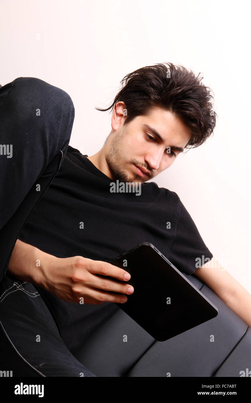Giovane uomo con PC aTablet Foto Stock