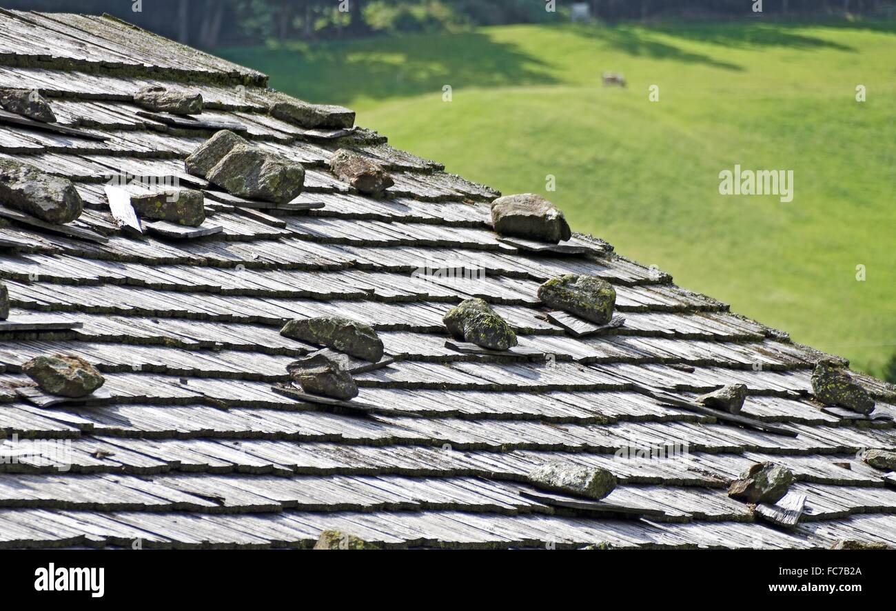 Il tetto coperto con scuote in legno Foto Stock