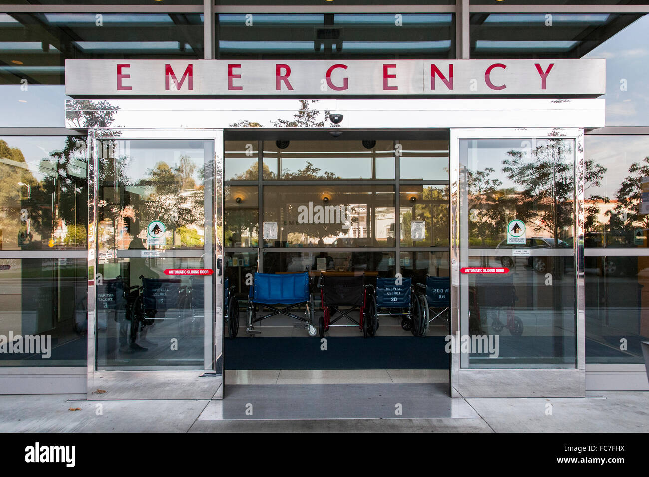 Porte scorrevoli di sala di emergenza in ospedale Foto Stock