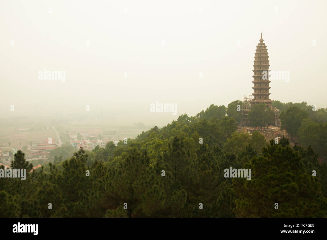 Tempio buddista torre sulla collina nel paesaggio remoto Foto Stock