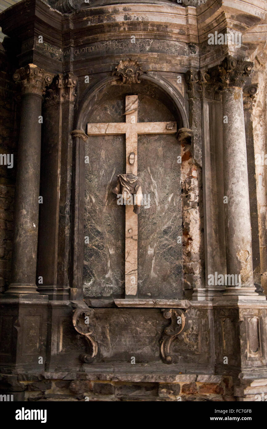 Crocifisso sulla parete della chiesa sopra altare Foto Stock