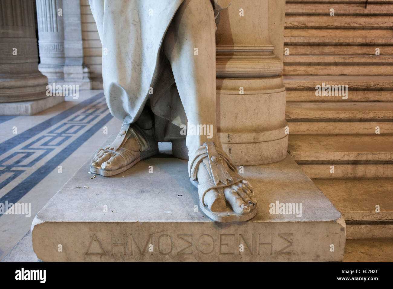 In prossimità dei piedi della statua scolpita sul piedistallo di marmo Foto Stock