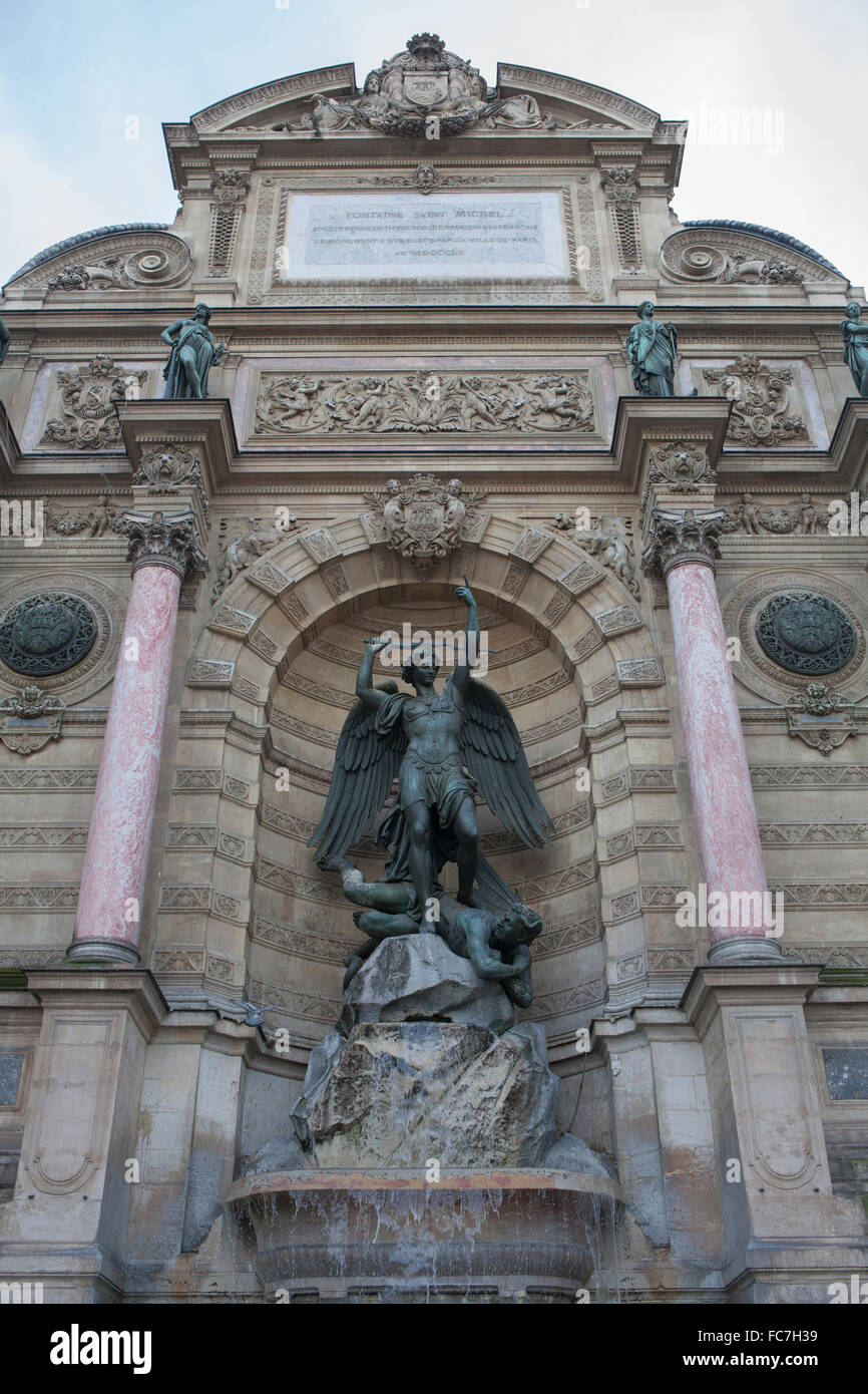 Basso angolo di vista Fontaine Sant Michel, Paris Ile-de-France, Francia Foto Stock