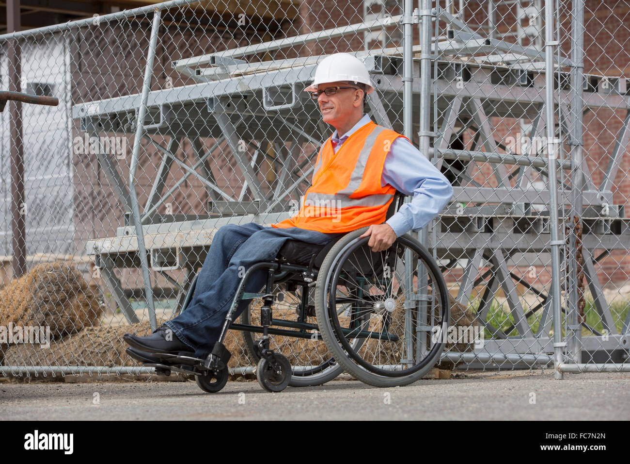Ingegnere caucasici in sedia a rotelle sul sito in costruzione Foto Stock