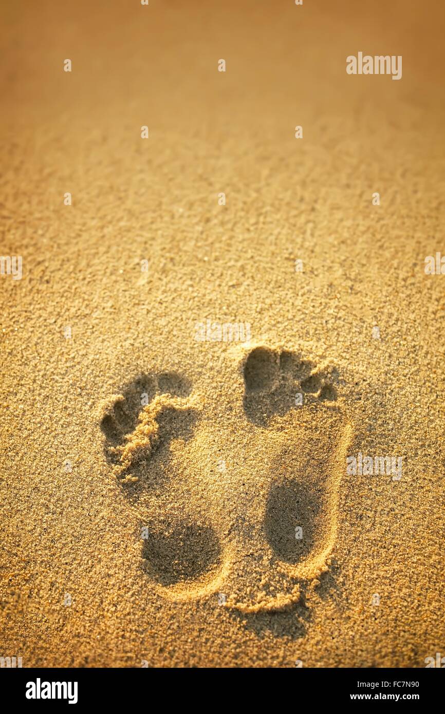 Due ben conformato impronte umane nella sabbia Foto Stock