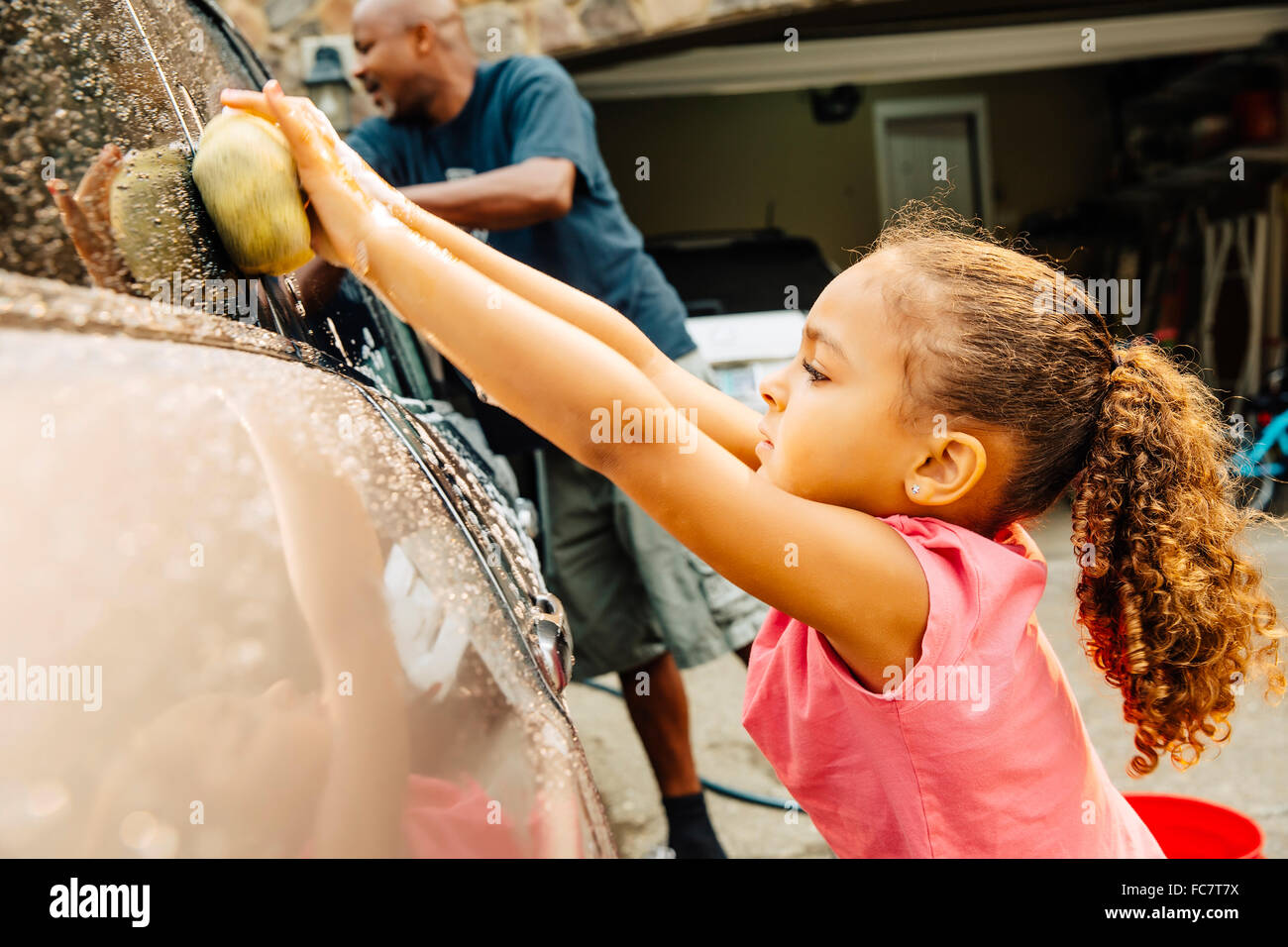 Padre e figlia il lavaggio auto Foto Stock