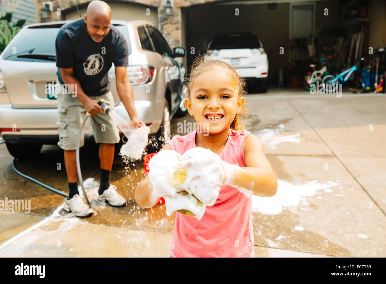 Padre e figlia il lavaggio auto Foto Stock